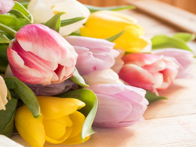 Bouquet de tulipes colorées sur fond en bois