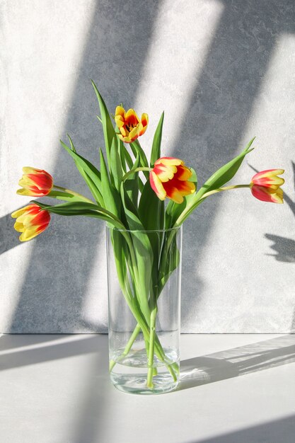 Un bouquet de tulipes comme cadeau pour le décor de Pâques de la fête des mères de mars