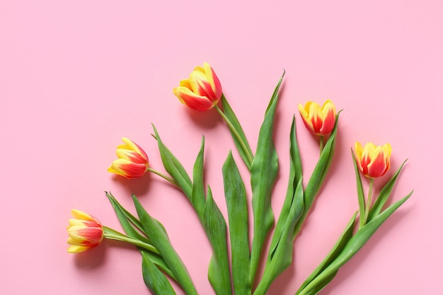 Un bouquet de tulipes comme cadeau pour le décor de Pâques de la fête des mères de mars