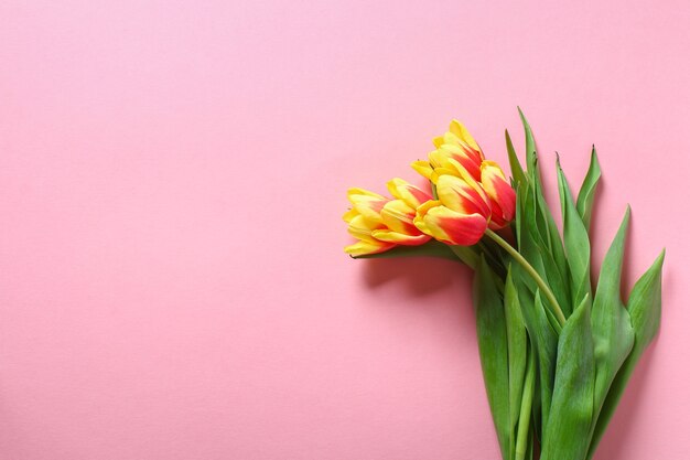 Un bouquet de tulipes comme cadeau pour le décor de Pâques de la fête des mères de mars