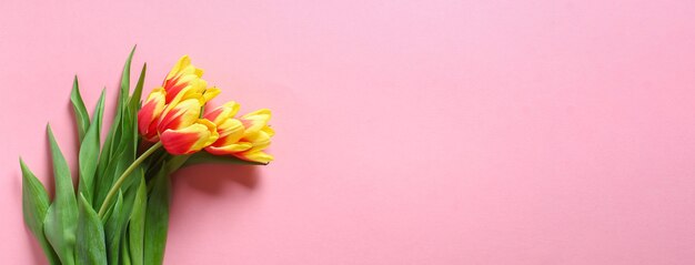 Un bouquet de tulipes comme cadeau pour le décor de Pâques de la fête des mères de mars