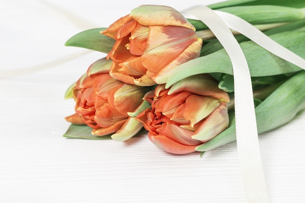 Bouquet de tulipes de couleur orange et jaune. Fond de vacances lumineux avec espace de copie pour votre texte ou félicitations. Carte de voeux pour le printemps.