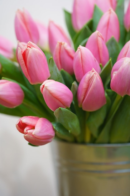 Bouquet de tulipes dans un seau en fer. Fleurs naturelles.