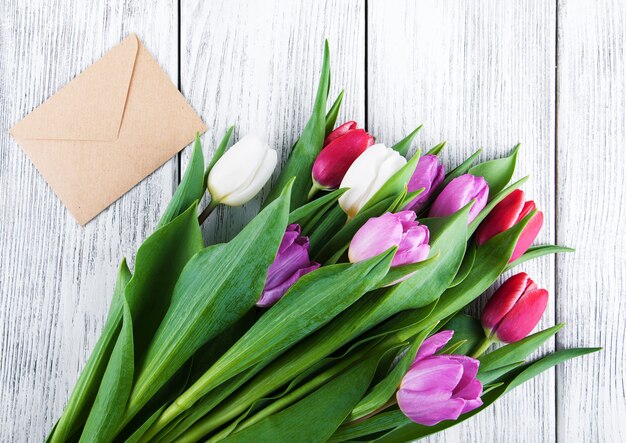 Bouquet de tulipes et enveloppe