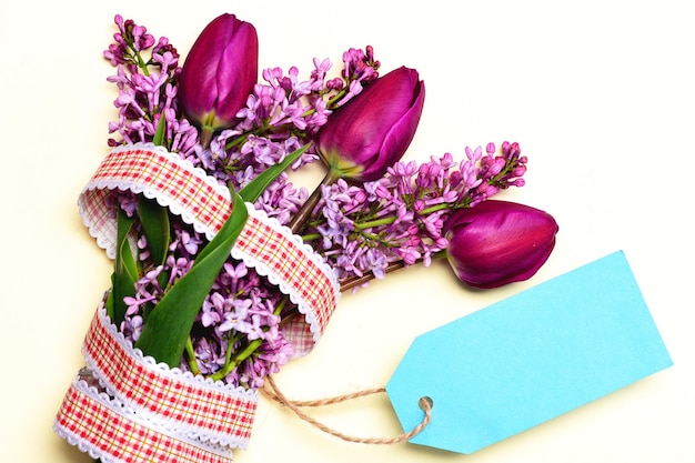 Bouquet de tulipes et fleurs lilas et étiquette bleu cyan