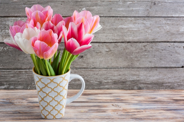 Bouquet de tulipes sur fond de béton