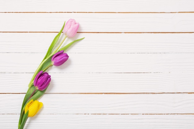 Bouquet de tulipes sur fond de bois blanc