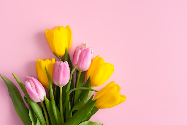 Photo bouquet de tulipes sur fond rose