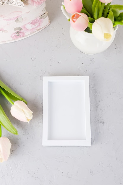 Bouquet de tulipes fraîches avec cadre blanc vide