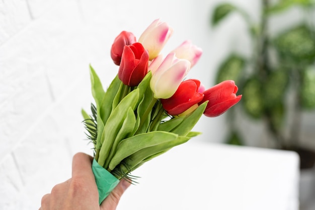 bouquet de tulipes isolé sur fond blanc.