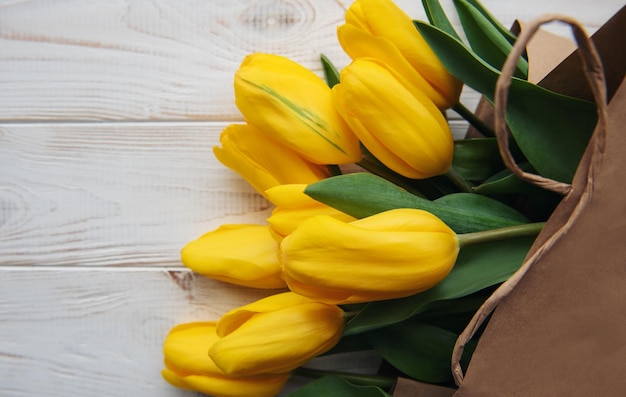 Bouquet de tulipes jaunes dans un sac en papier kraft