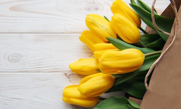 Bouquet de tulipes jaunes dans un sac en papier kraft