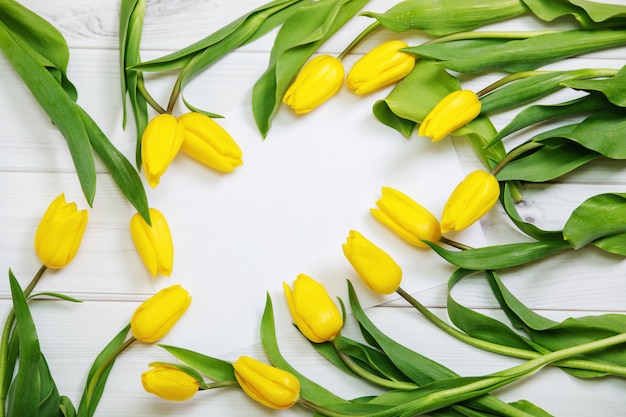 Bouquet de Tulipes jaunes sur fond en bois.