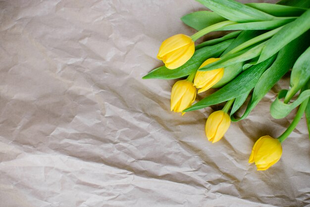 Bouquet de Tulipes jaunes sur papier d&#39;emballage