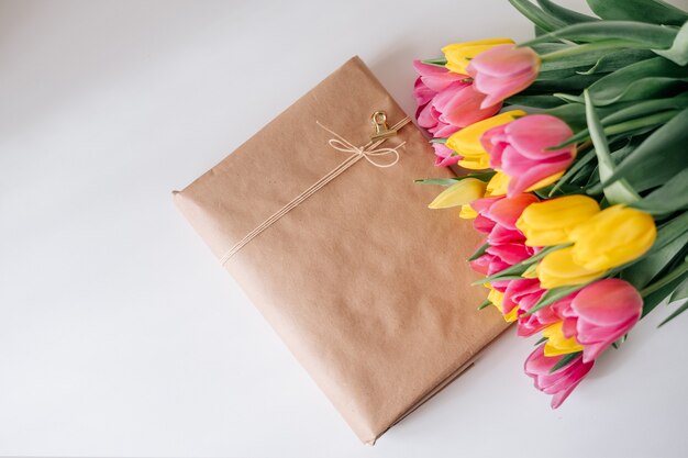 Bouquet de tulipes jaunes et roses