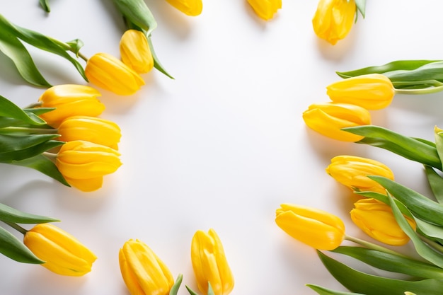 Un bouquet de tulipes jaunes