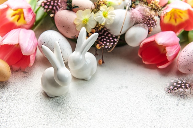 Un bouquet de tulipes lapins et oeufs de Pâques