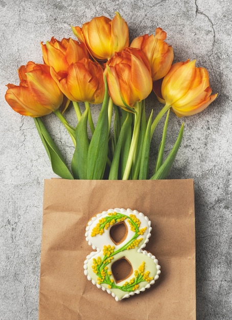 bouquet de tulipes orange dans un emballage artisanal