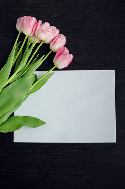 Bouquet de tulipes et un papier vide