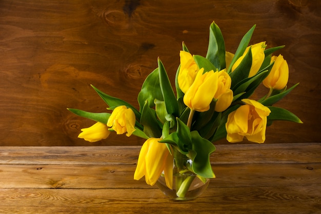 Bouquet de tulipes printanières sur fond en bois