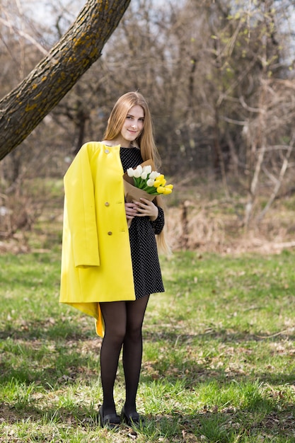 Bouquet de tulipes de printemps dans les mains de la femme