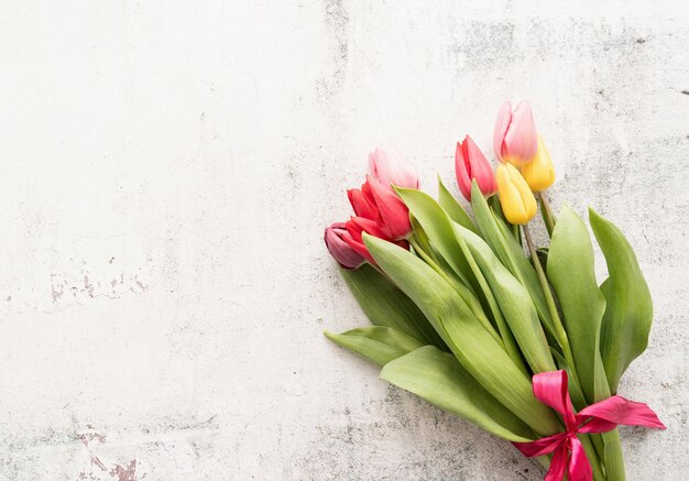 Un bouquet de tulipes de printemps sur un fond blanc