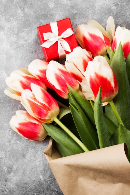 Bouquet de tulipes roses blanches sur fond gris. Vue de dessus