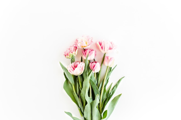 Bouquet de tulipes roses sur fond blanc concept floral minimal mise à plat vue de dessus