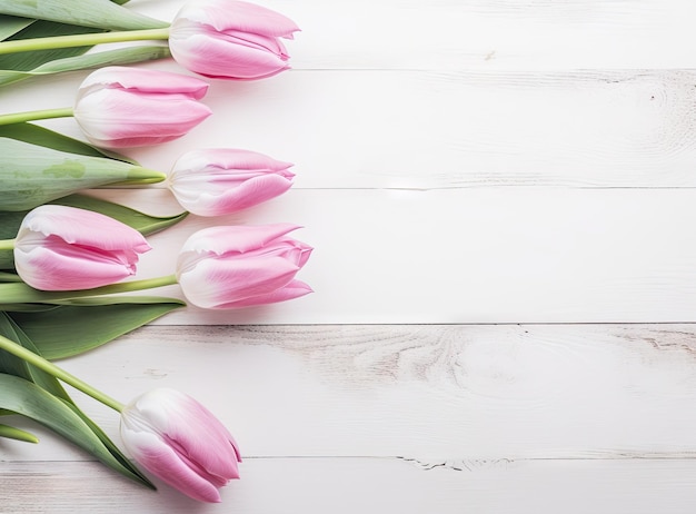 Bouquet de tulipes roses sur fond de bois blanc vue de dessus copie espace