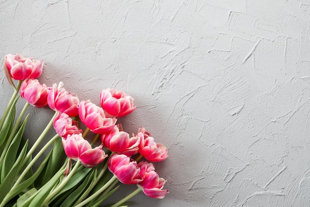 Photo bouquet de tulipes roses sur un fond de pierre grise élégante mise au point sélective concept de célébration d'anniversaire de la fête des mères copier l'espace pour le texte