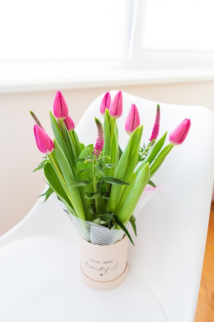 Bouquet de tulipes roses fraîches à l'intérieur