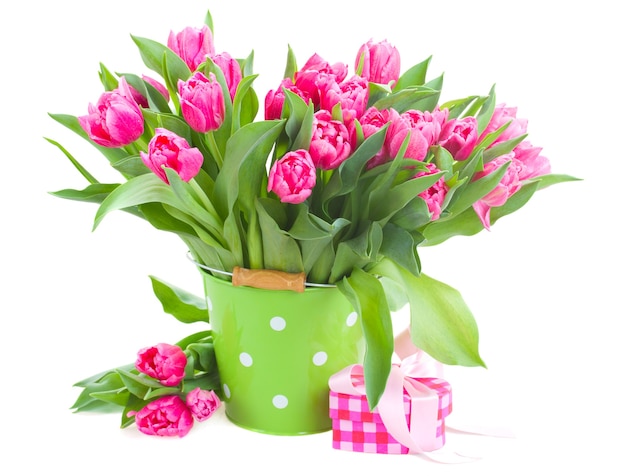 Bouquet de tulipes roses en pot vert isolé sur blanc