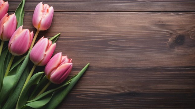 Un bouquet de tulipes roses sur une table en bois