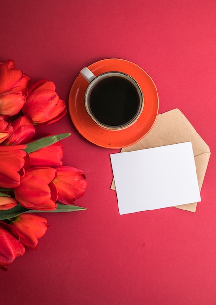 Bouquet de tulipes rouges et arrangement de tasse de café avec beaucoup d'espace de copie pour le texte