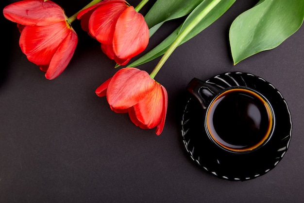 Bouquet de tulipes rouges et tasse de café