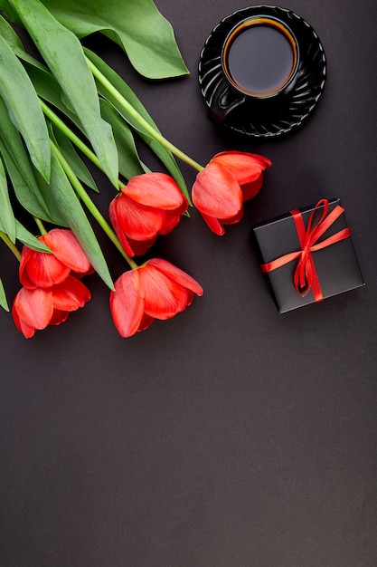 Bouquet de tulipes rouges et tasse de café