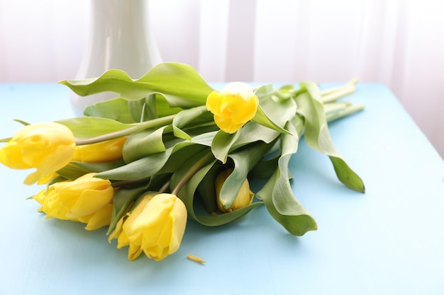 Un bouquet de tulipes sur la table