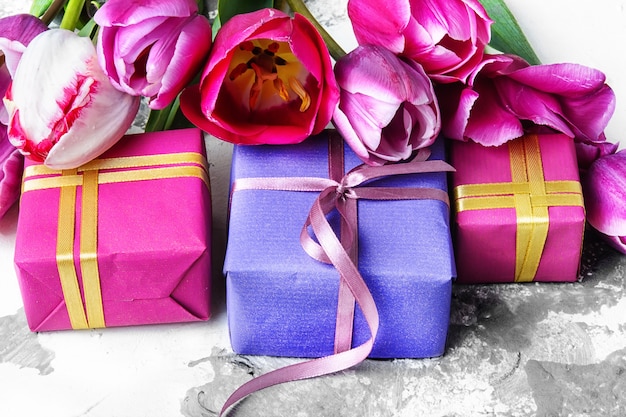 Bouquet de tulipes violettes et coffret cadeau