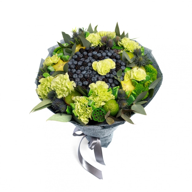 Un bouquet unique composé de bleuets, mûres, citrons décorés avec des oeillets verts est isolé comme modèle de carte de voeux