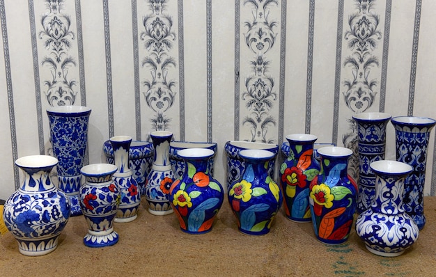 Un bouquet de vases avec un motif floral dessus