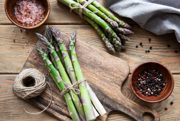 Bouquets d'asperges vertes