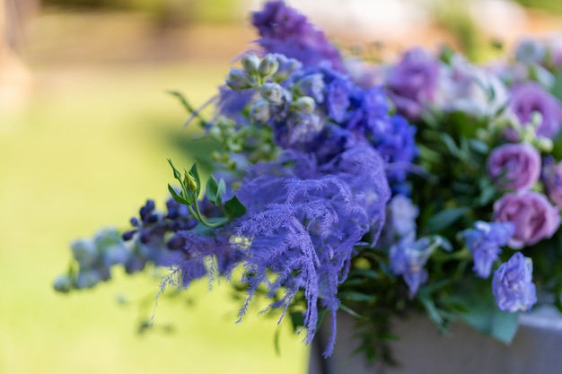 Bouquets de décoration de fleurs fraîches de la table de fête. Célébrer une fête en plein air. Détails du décor