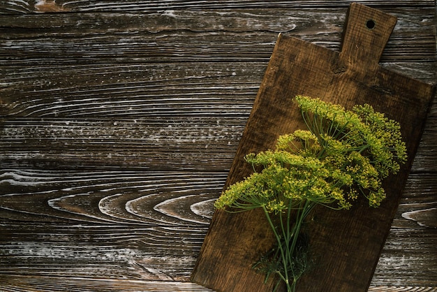 Bouquets de feuilles d'aneth vert frais sur une planche de bois marron 2