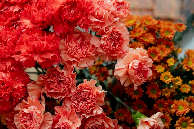 Bouquets de fleurs oranges dans un fleuriste