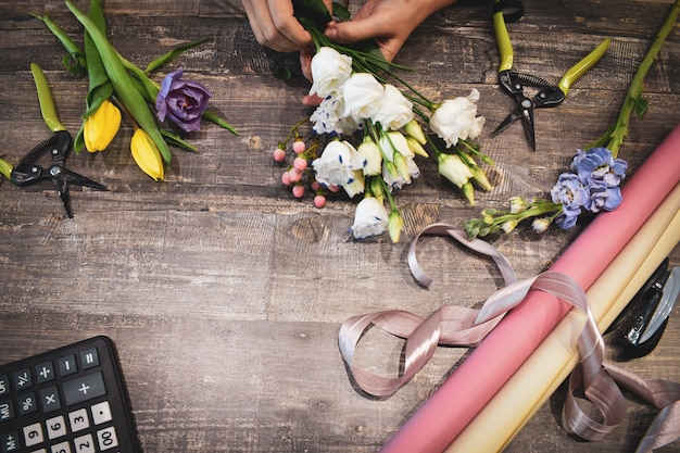 Bouquets de fleurs sur la table.