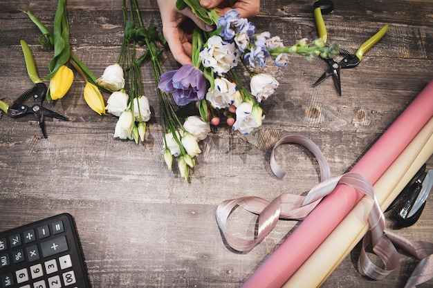 Bouquets de fleurs sur la table.