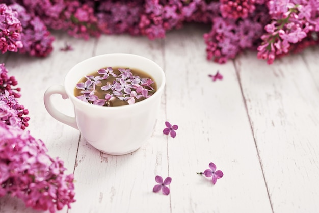 Bouquets de lilas pourpre avec une tasse de thé