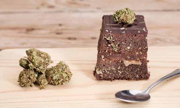 bourgeons de cannabis et muffins cupcake au chocolat avec bourgeons de cannabisMarijuana chanvre en dessert alimentaire