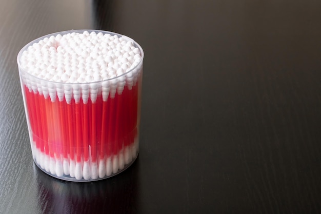 Bourgeons de coton rouge en pot sur table en bois