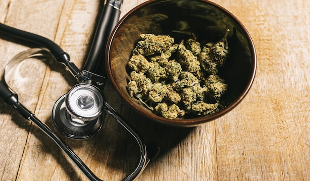 Bourgeons de marijuana médicale et stéthoscope